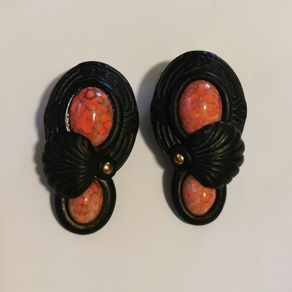 VINTAGE BAKELITE EARRINGS - Picture 1 of 2